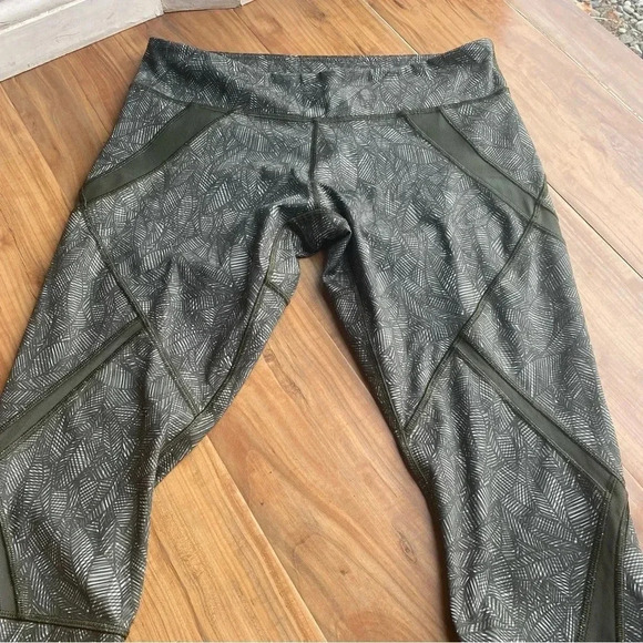 Lululemon Cool To Street Crop print is Jazzy White Gator Green size 10 - Picture 4 of 6